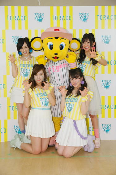 よしもとニュースセンター : スイングスピードまで熱弁！ 阪神タイガース大好きNMB48の４人がTORACOをキュートに応援
