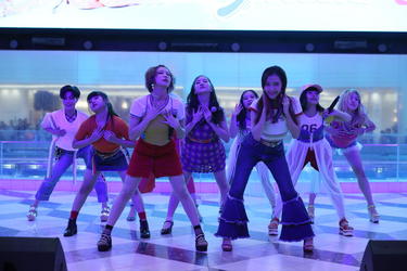 よしもとニュースセンター 関西発男女15名ダンス ヴォーカルグループre Complex 初の東京イベントでサマーアンセム披露 ダウンタウンdx Edテーマにも決定